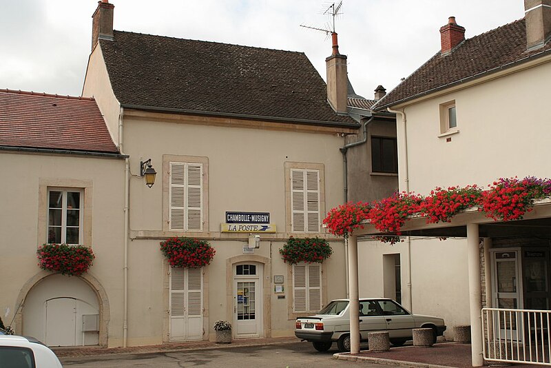 File:Post office in Chambolle-Musigny.jpg