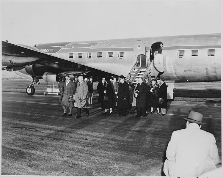 File:President Prio Socarras of Cuba walks with President Truman away from the presidential airplane Independence.... - NARA - 200034.jpg