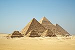 Pyramiderna i Giza, främst är Menkauras pyramid, därefter Chefrens och längst bort, Cheops