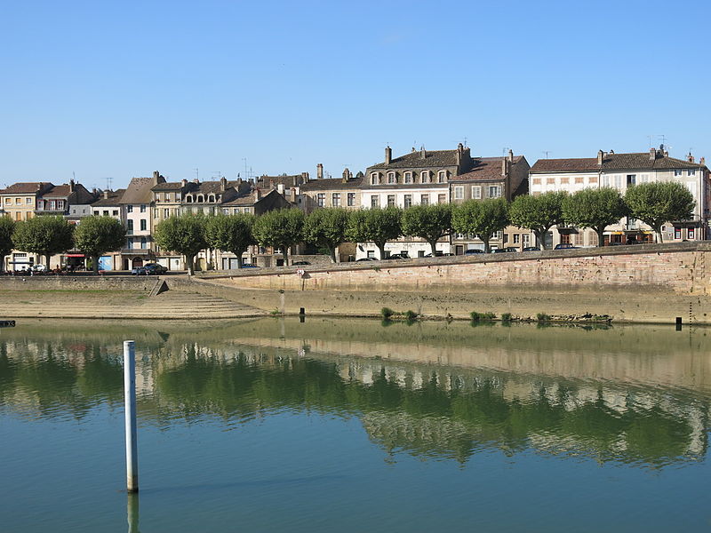 File:Quai de la Saône à Tournus.jpg