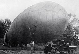 Arhiva RIAN 41395 Militari care instalează un balon de baraj.jpg