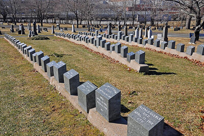 File:RMS Titanic Graves in Fairview Cemetery.jpg