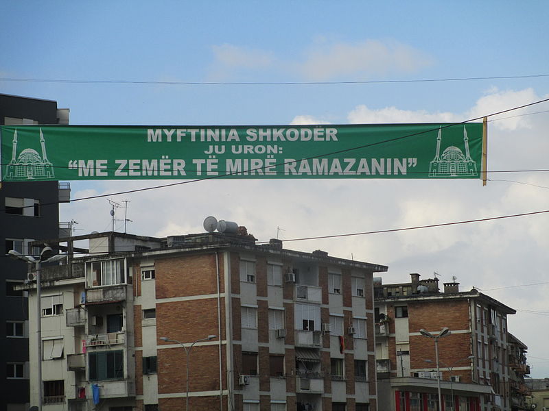 File:Ramadan banner in Shkodra.JPG