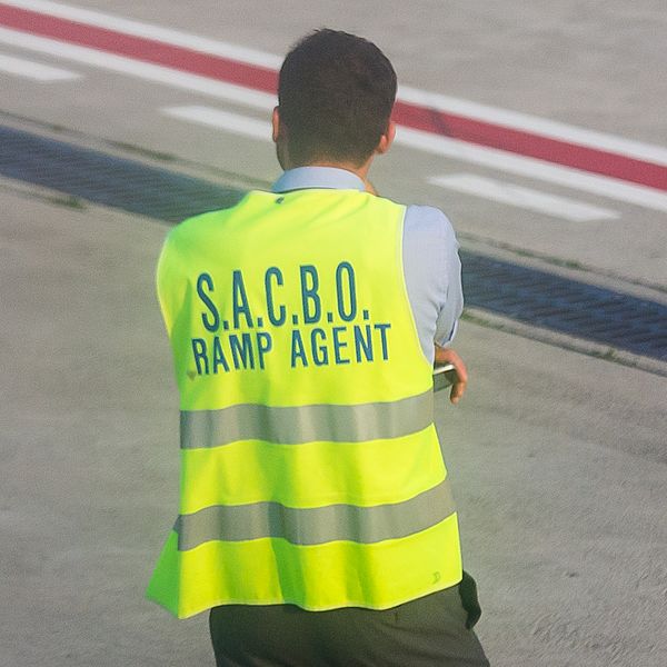 File:Ramp Agent, Orio al Serio International Airport-7931.jpg