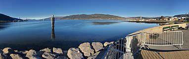 Ranfjorden i Mo i Rana med Antony Gormleys «Havmannen» i Movika utenfor Sjøfronten. Foto: Fortegnet panoramafoto 2017