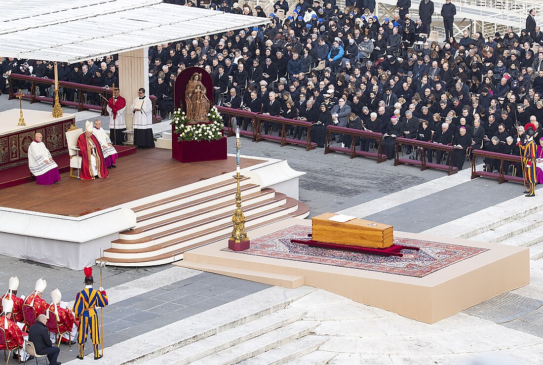 File:Ratzinger funeral (08).jpg