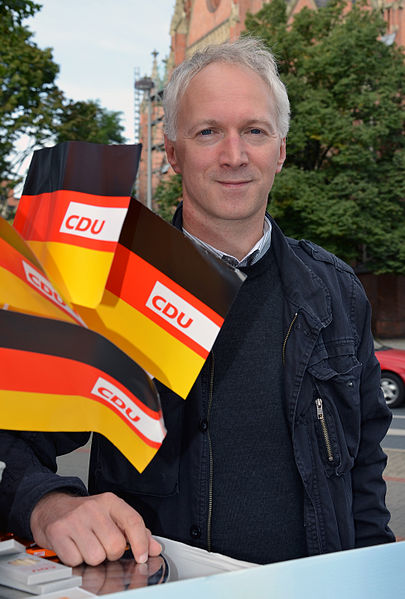 File:Rechtsanwalt und Mediator Thomas Klapproth, Ratsherr der Landeshauptstadt Hannover für die CDU, hier am Wahlstand auf dem Klagesmarkt vor der Bundestagswahl 2013.jpg
