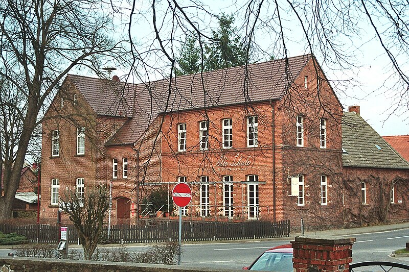 File:Reichenwalde, der Gasthof Alte Schule.jpg