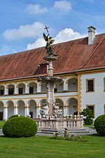 Thumbnail for File:Reichersberg Stift Brunnen hl Michael.jpg