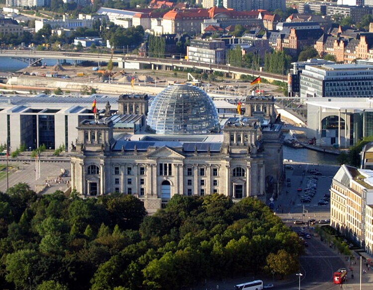 صورة:Reichstag Luft 2004.jpg