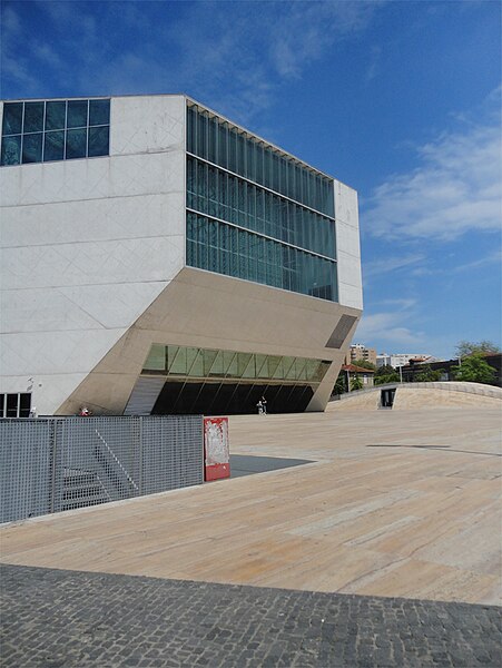 File:Rem Koolhas, Casa da Música, Porto.jpg