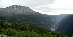 Cenário de Rjukan e Gaustatoppen no distrito de Upper Telemark