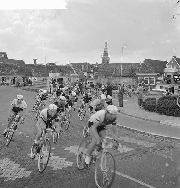 File:Ronde van Nederland in Alkmaar Peloton trekt door Alkmaar, Bestanddeelnr 912-4894.jpg