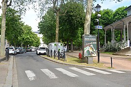 Rue du Casino avec un panneau publicitaire