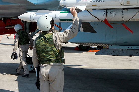 Un pilote inspecte un R-73 (en haut, premier plan), monté à côté d'un R-27 (bord de l'image) sur un Su-30 de l'armée de l'air russe en Syrie en 2015.