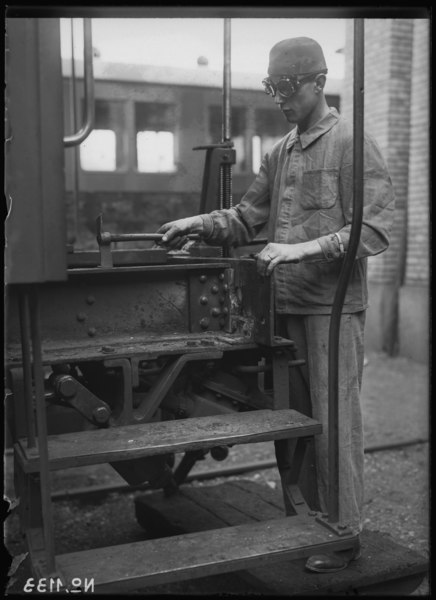 File:SBB Historic - F 108 01-01133 - Mitarbeiter der Werkstaette Zuerich bei der Rostentfernung an einem Personenwagen.tif