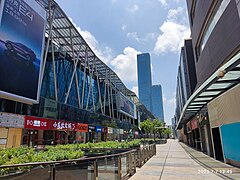 深圳湾大街，左侧为保利文化中心