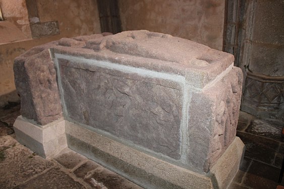 Le gisant de l'église de Saint-Merd-les-Oussines.
