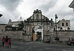 English: Entrance arch Español: Arco de entrada