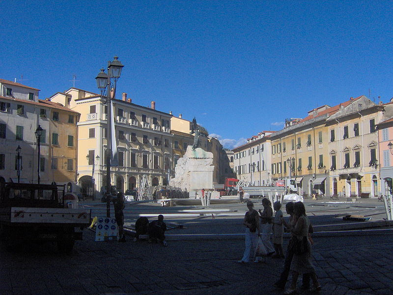 File:Sarzana - Piazza Matteotti.JPG