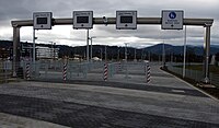 Schilderbrücke an der Haltestelle Stadion in Freiburg zu Beginn der Drängelgitter