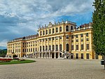 Schloss Schönbrunn Main Entrance.jpg