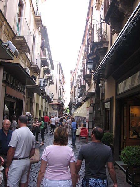 File:Schmale Gasse in Sorrent.jpg