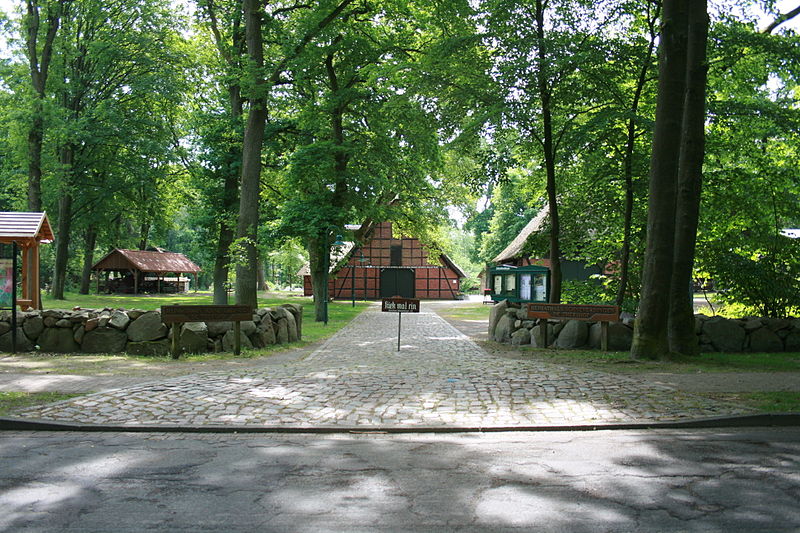 File:Schneverdingen - De Theeshof 01 ies.jpg