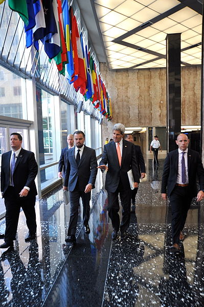 File:Secretary Kerry Walks With Leonardo DiCaprio in the C Street Lobby of the State Department.jpg