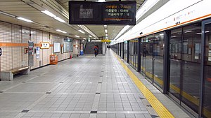 Seoul-metro-343-Maebong-station-platform-20181124-172106.jpg