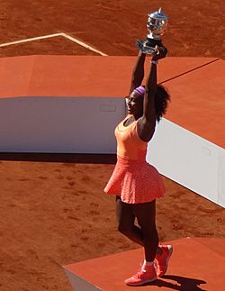Serena Williamsová s pohárem Suzanne Lenglenové po výhře na French Open 2015