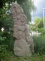 Für Hölderlin, Skulptur von Hans Sailer, roter Maulbronner Sandstein, 1983, Stuttgart-Wangen, Kirchweinberg 43.