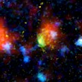 Desde a nosa posición a 12,2 miles de millóns de anos luz, vese como a galaxia Baby Boom crea 4 000 estrelas ao ano. Crédito: NASA.