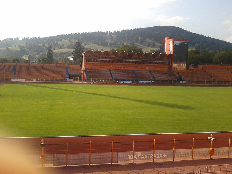 File:Stadionul Ceahlăul - tribune.jpg