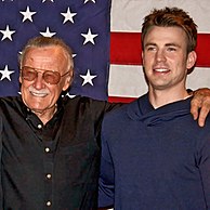 Stan Lee junto a Chris Evans (intérprete del Capitán América y La Antorcha Humana) en el Comic-Con International en San Diego, California, en julio de 2011.