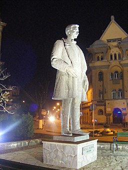 Statuia Emil Dandea, in fata Bisericii Buna Vestire
