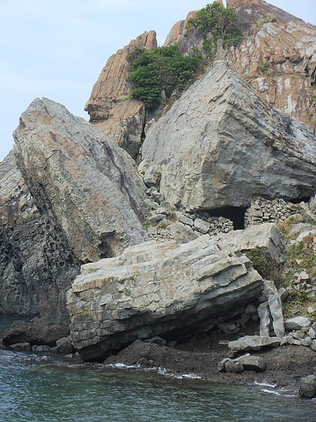 File:Tategami Rocks in Karatsu from esplanade 2.jpg