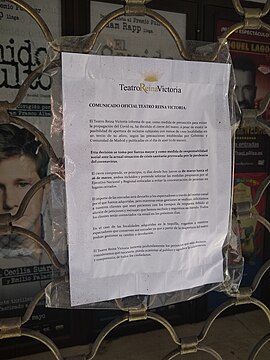 Cartel de un teatro cerrado por la pandemia