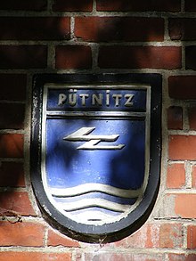 Wappen der Flugzeugführerschule Pütnitz an einem Gebäude des Flugplatzes