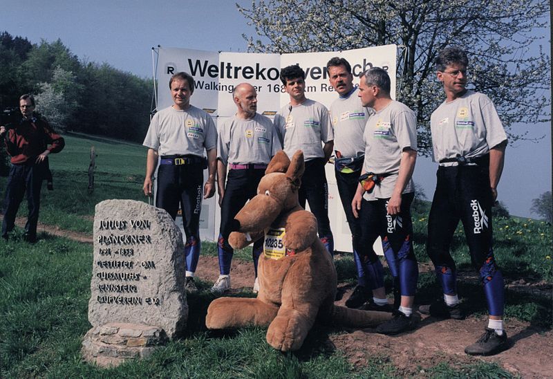 File:Teilnehmer des Rennsteigweltrekords 1994 am Anfang des Rennsteigs in Hörschel am Gedenkstein für Julius v. Plänkner.jpg