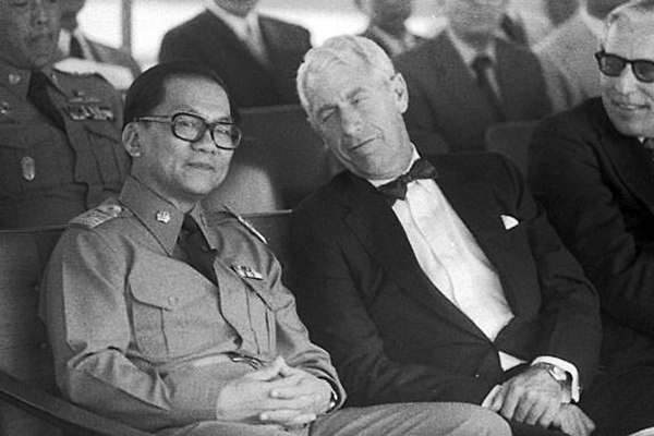 Prime Minister Thanin with US ambassador Charles S. Whitehouse in 1976