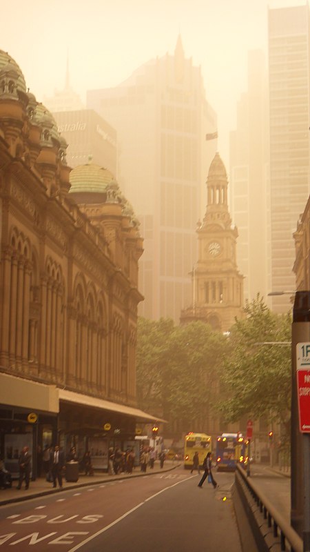 Fail:The_Sydney_Town_Hall_during_the_2009_dust_storm.jpg