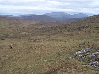 Blick durch das breite Tal Allt na Creige Riabhaich nach Südosten, im Hintergrund Beinn Spionnaidh (links) und Cranstackie (rechts)