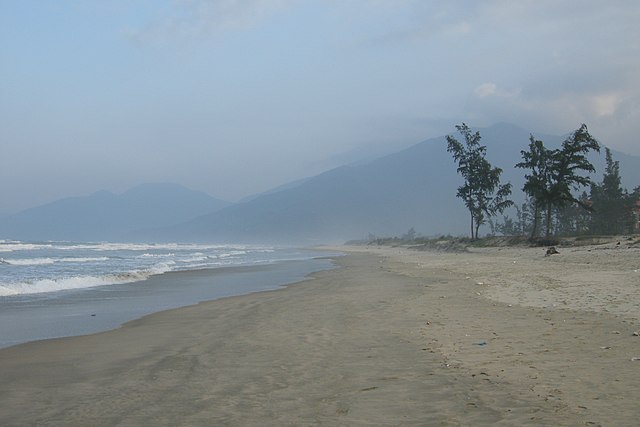 640px-The_coast_of_South_China_Sea,_Lang_Co_beach,_Vietnam.jpg (640×427)