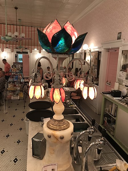 File:Tiffany tulip lamp.jpg