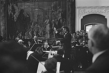 David Zinman conducting the Netherlands Chamber Orchestra in 1971 Tijdens het concert, dirigent Zinman (m staand), Bestanddeelnr 924-6523.jpg