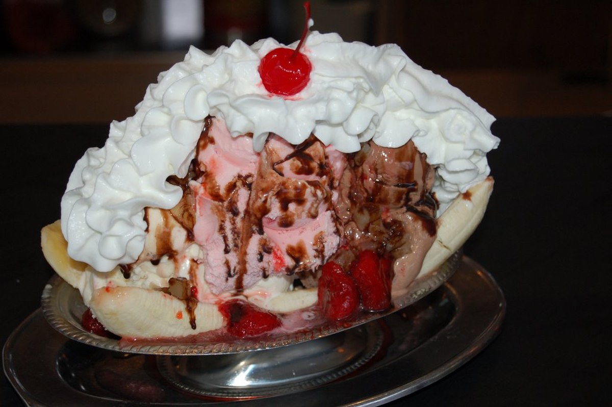 A traditional banana split， as served at Cabot's Ice Cream and Restaurant in Newtonville， Massachusetts