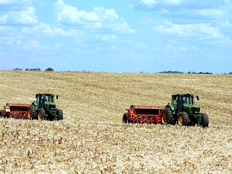 File:Tratores Plantando Lavoura.jpg