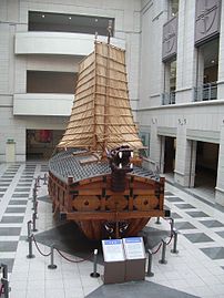 Un bateau-tortue grandeur nature exposé au War Memorial Museum de Séoul (Corée du Sud). Équipés de canons et d’une proue métallique, les bateaux-tortues seraient les premiers navires blindés de l’histoire. (définition réelle 1 920 × 2 560)