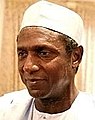 Umaru Yar'Adua (1951-2010), tidligere president i Nigeria, iført rund kufi, en luetype som særlig blir båret av muslimer og afrikanere.